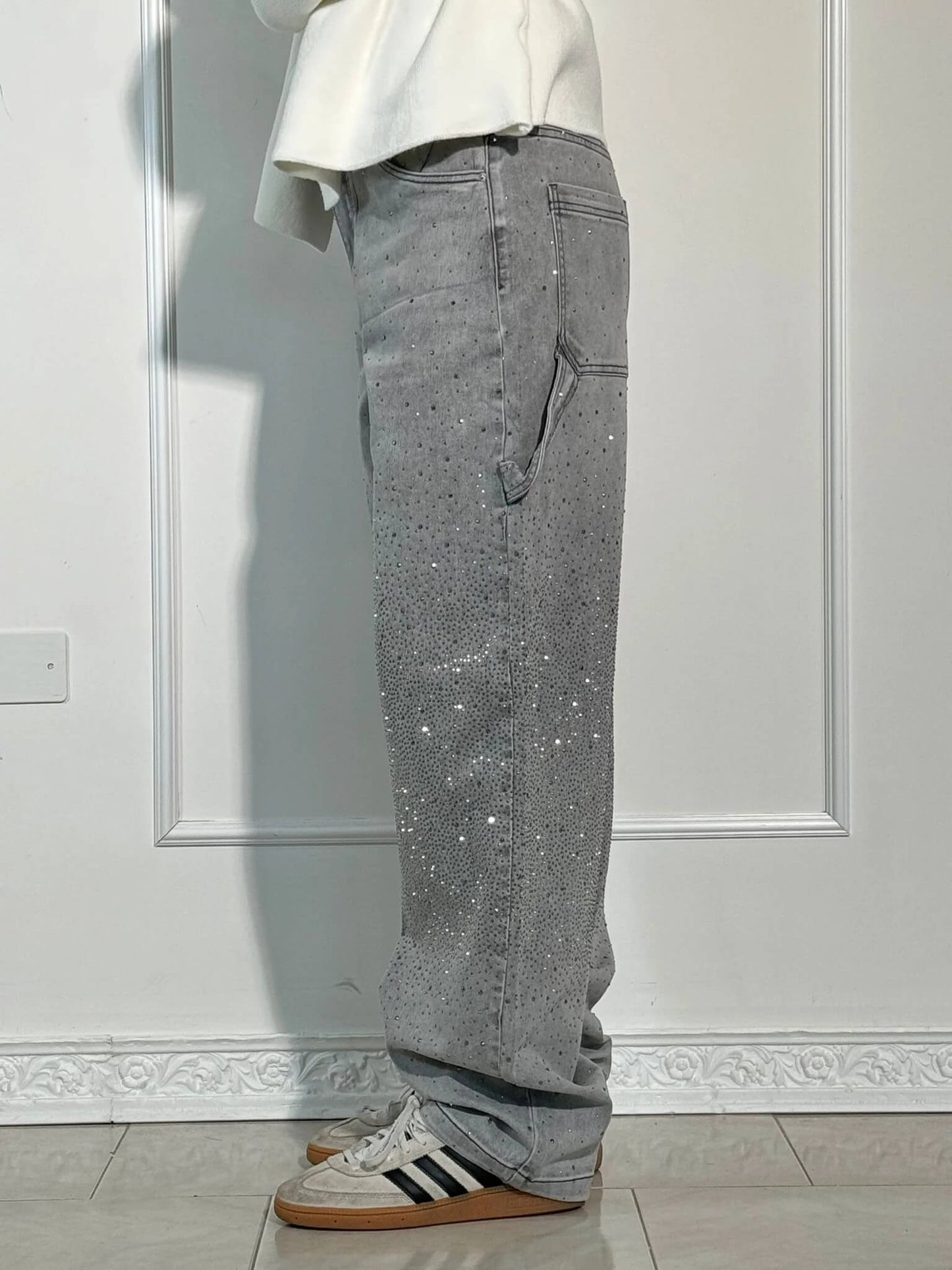 May | Modebroek – Relaxte Pasvorm en Glanzende Afwerkingen
