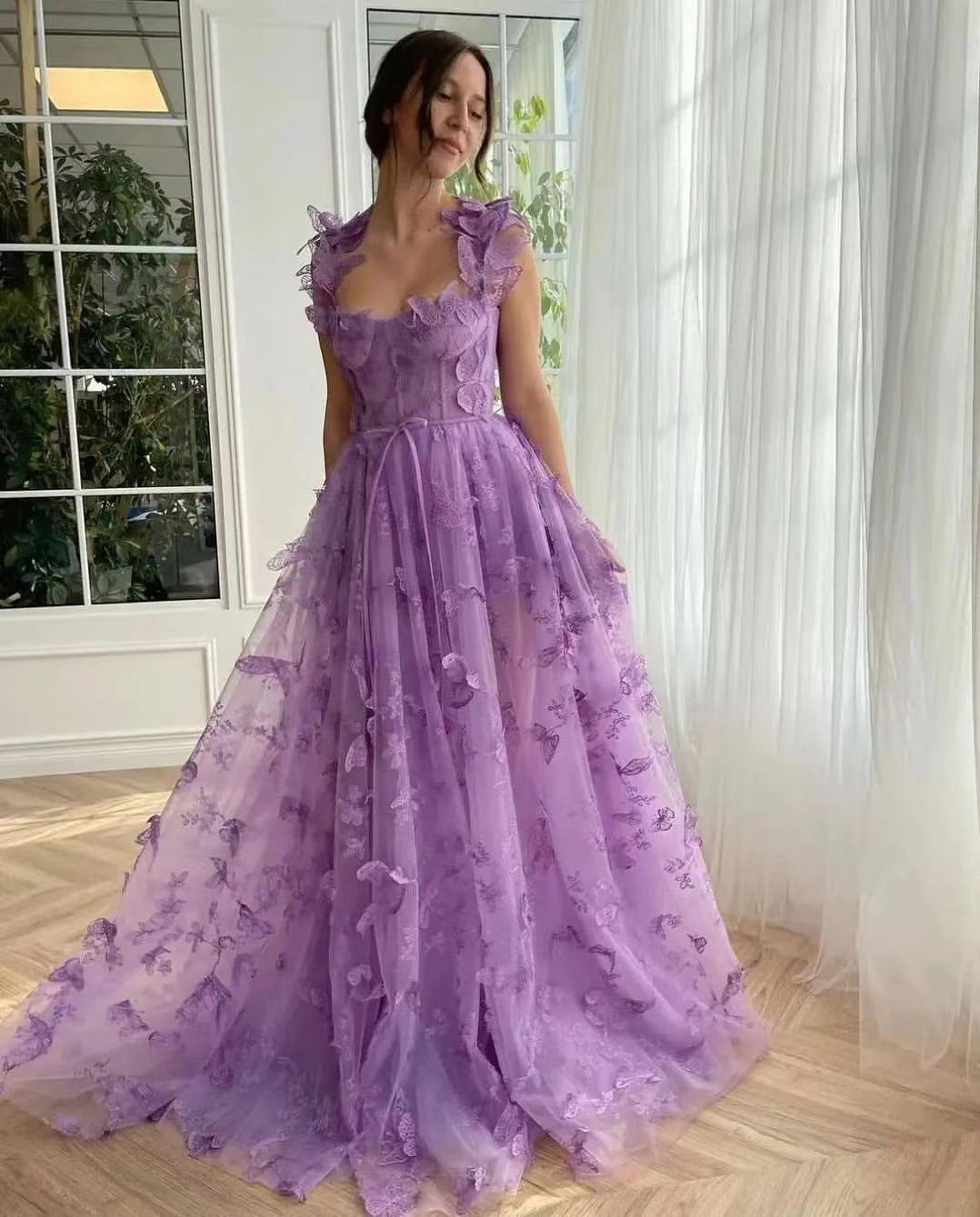 Henriette | Női Ünnepi Ruha – Rózsák és Elegancia